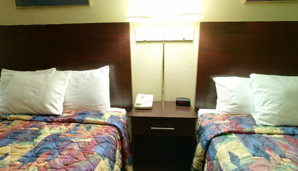 Americas Best Value Inn Нютън Стая снимка
