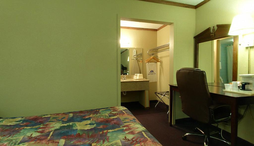 Americas Best Value Inn Нютън Стая снимка