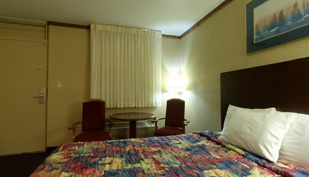 Americas Best Value Inn Нютън Стая снимка