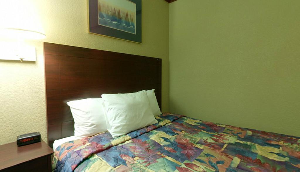 Americas Best Value Inn Нютън Стая снимка
