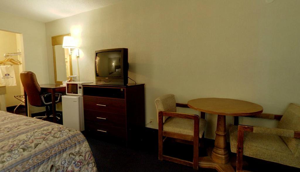 Americas Best Value Inn Нютън Стая снимка