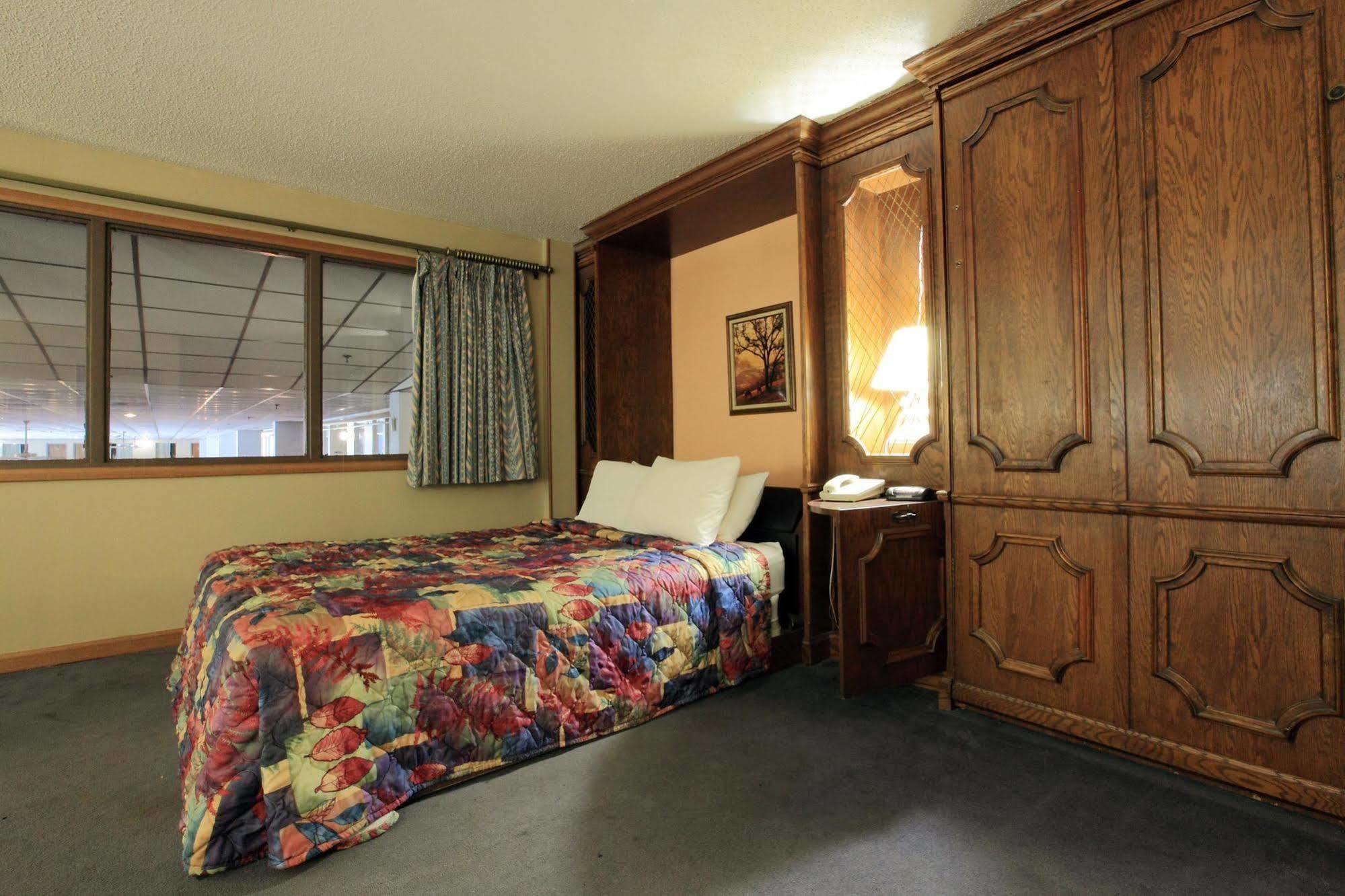 Americas Best Value Inn Нютън Стая снимка