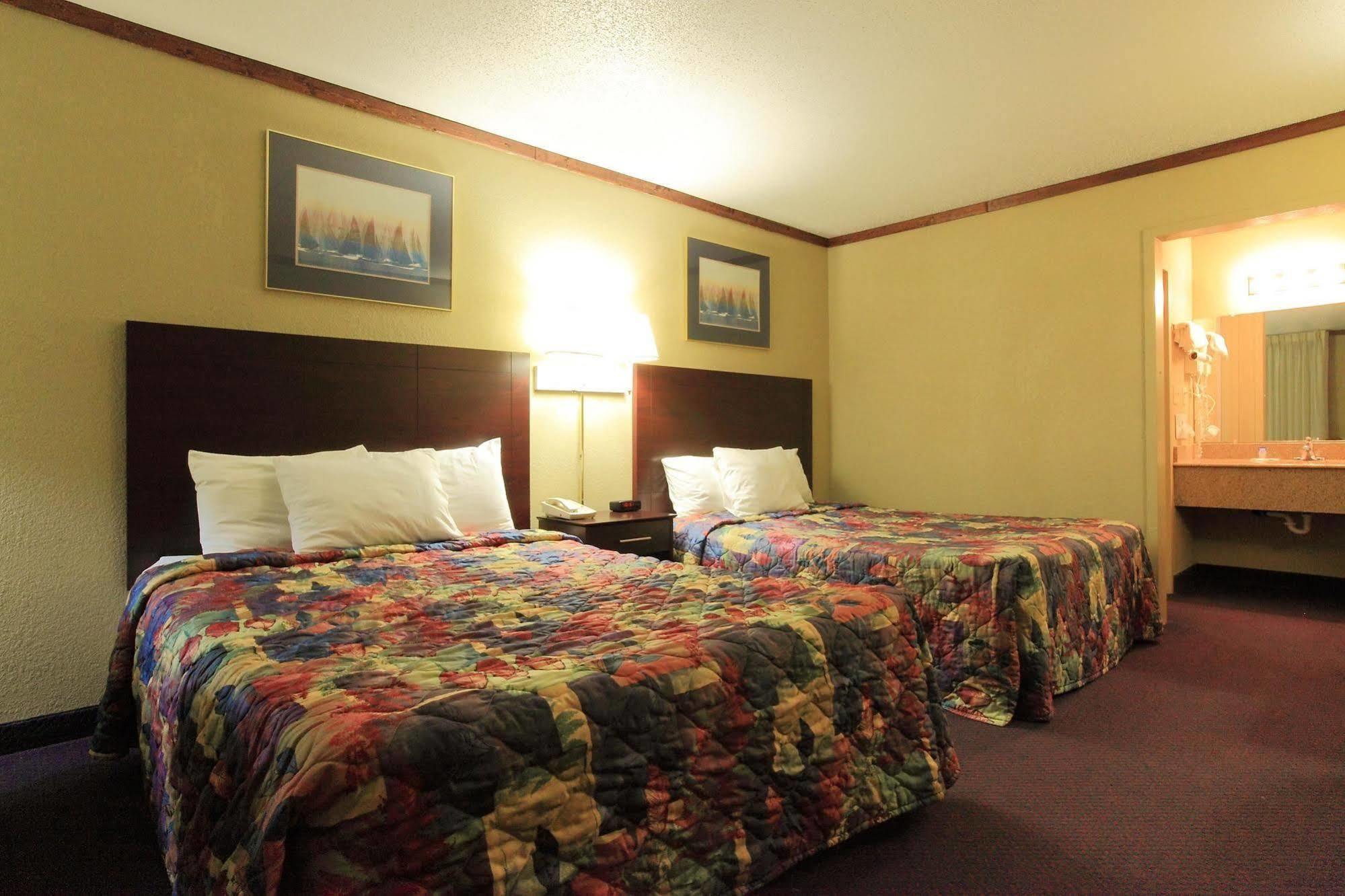 Americas Best Value Inn Нютън Стая снимка