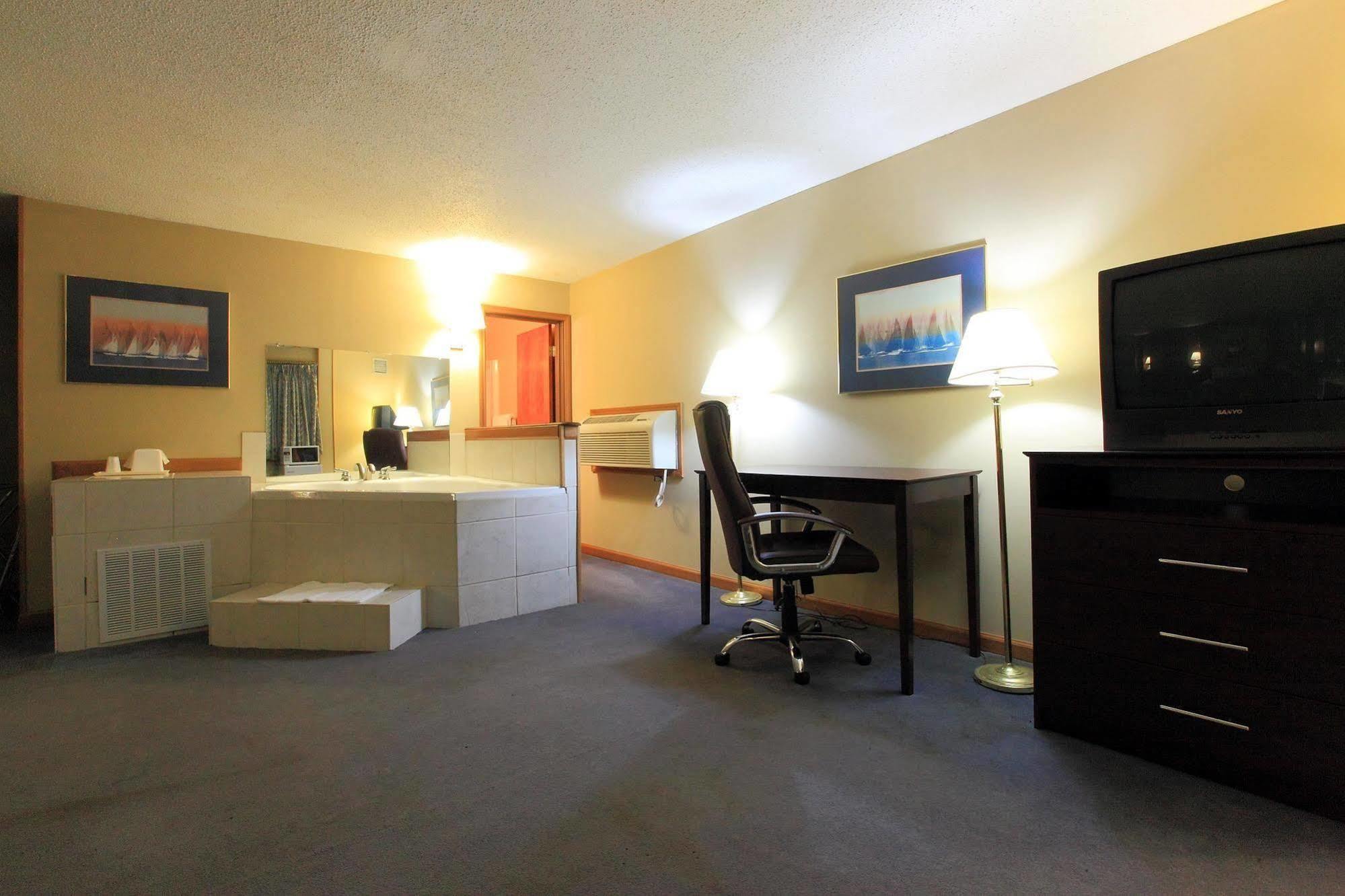 Americas Best Value Inn Нютън Стая снимка